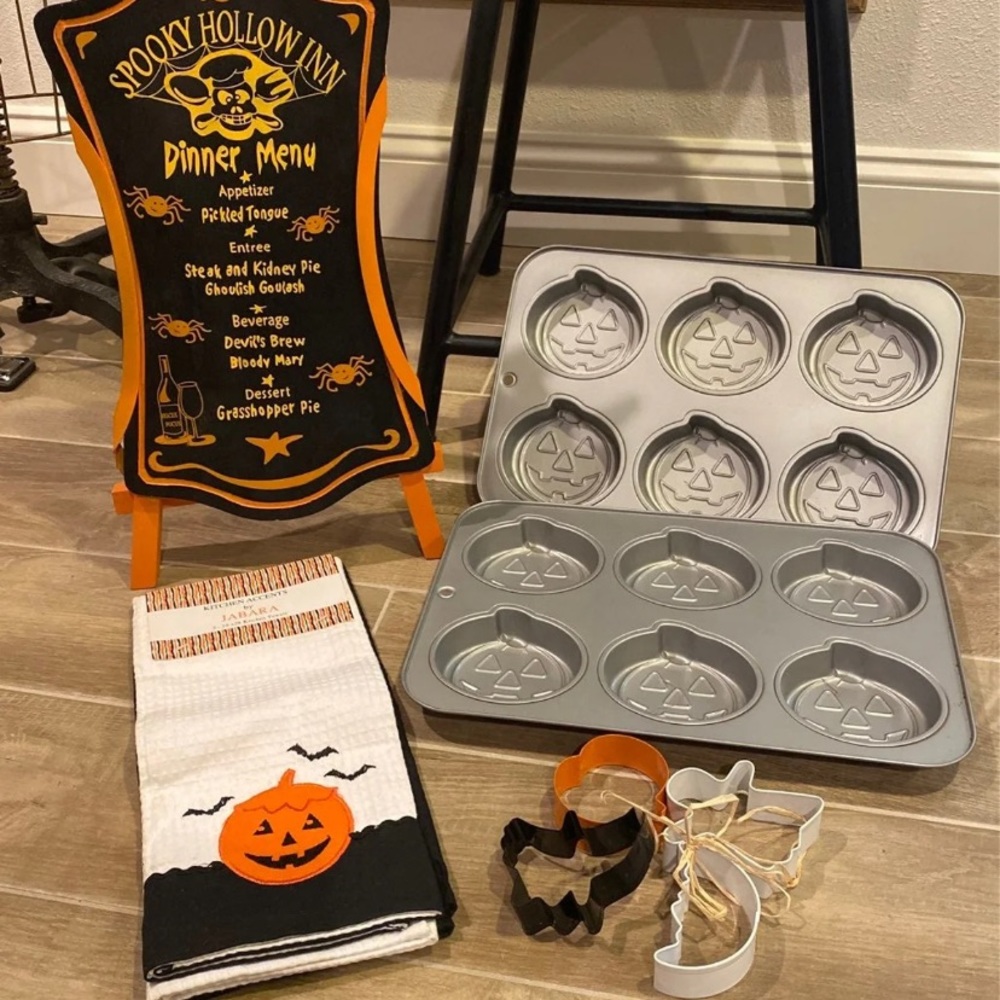 Halloween kitchen baking bundle cookie cutters sign pans towels 9 spooky pieces